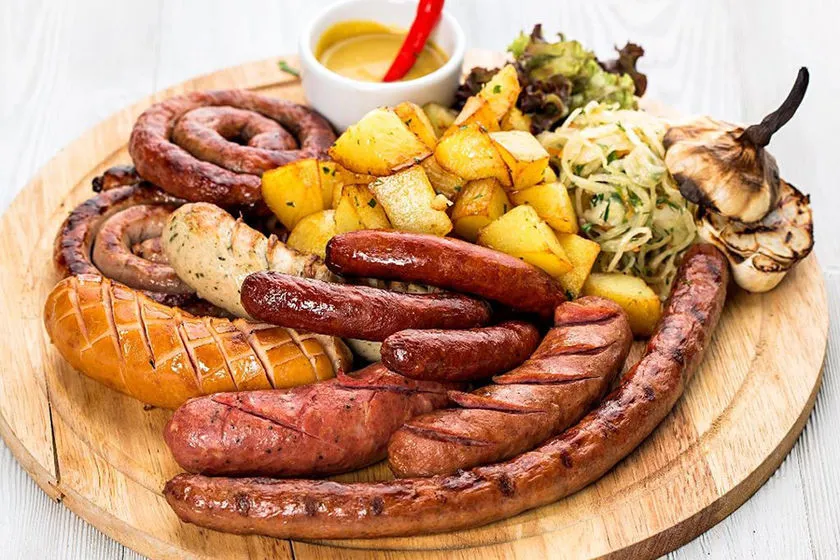 С какими продуктами и напитками сочетается колбаса и сосиски1748608188