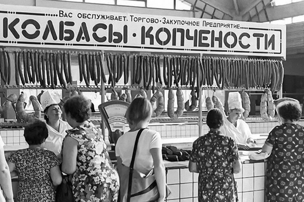 Колбасные традиции: эволюция праздничного стола с колбасой в разные эпохи1753952870