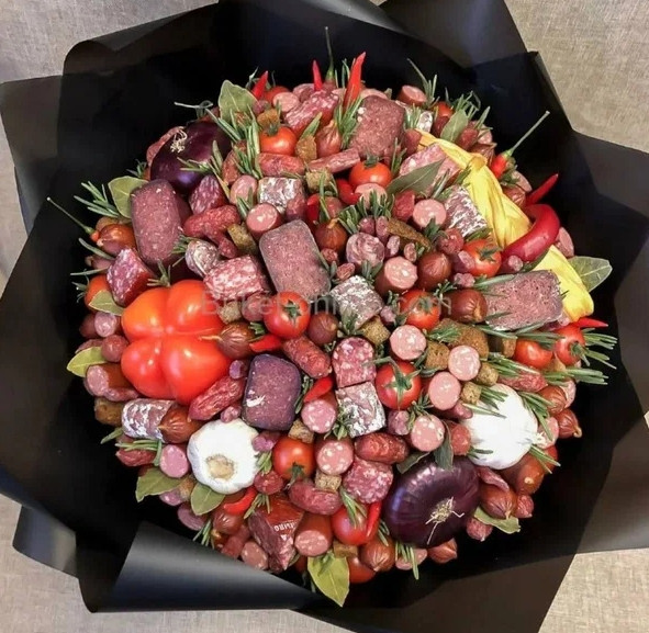 Мужской гастрономический шик: Почему букеты из колбасы стали идеальным подарком1771836710