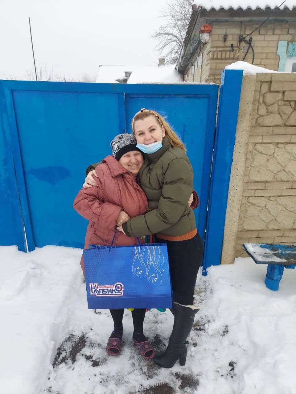 Представители фирмы Колбико поздравили с Новым Годом  пенсионеров1642148479