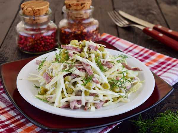Салат с капустой, колбасой и горошком1784036868