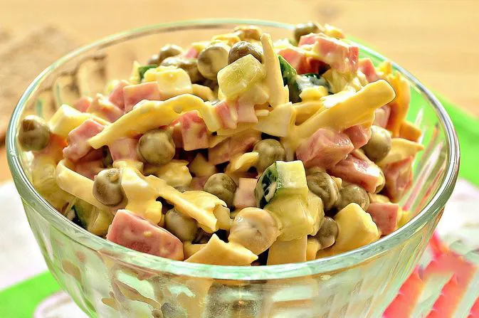 Салат «Нежность» с плавленым сыром и колбасой1671017270