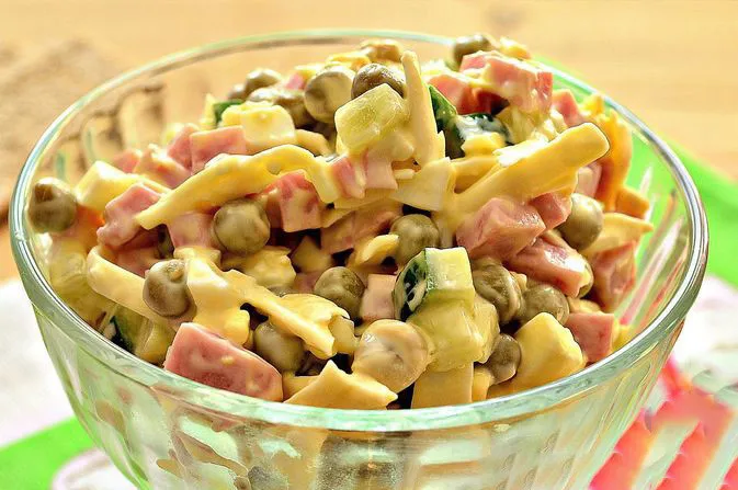 Салат «Нежность» с плавленым сыром и колбасой1671017270